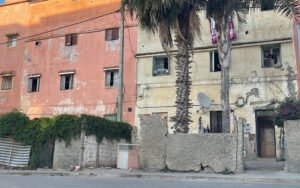 احتلال الملك العمومي واحتجاز أعمدة الكهرباء في مدينة السيبة