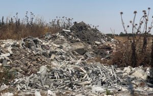 الأزبال في كل مكان بالمنطقة الصناعية في بنسليمان