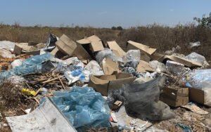 الأزبال في كل مكان بالمنطقة الصناعية في بنسليمان