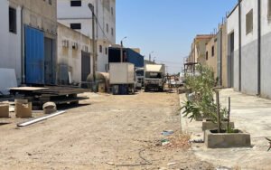 شوارع قطعت بسبب الأنشطة العشوائية بالمنطقة الصناعية في بنسليمان