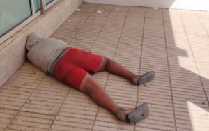 الطفل الذي يعاني في صمت