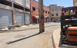 أعمدة كهربائية وسط الطريق في جماعة مولاي عبد الله أمغار