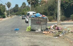 صورة للأزبال متراكمة اليوم الاثنين 