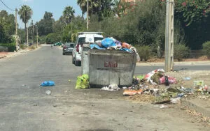 صورة للأزبال متراكمة اليوم الاثنين 